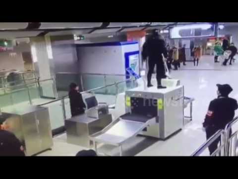 لايف ستايلشاهد: عاملة نظافة تثير فوضى في محطة مترو18914/0