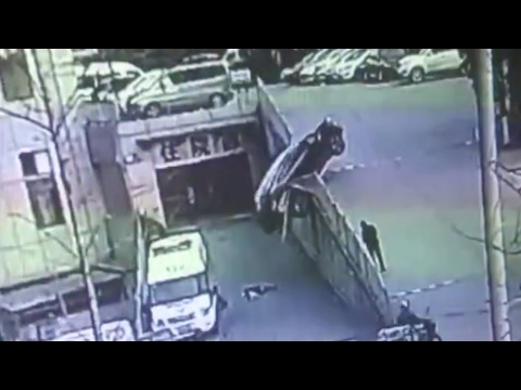 لايف ستايلنجاة أم وأبنها من حادث سيارة بشكل غريب31648/0