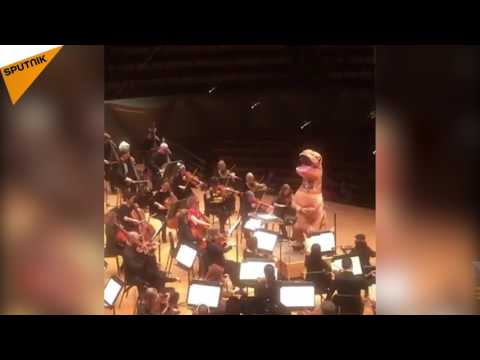 لايف ستايلشاهد: ديناصور يقود أوركسترا فى مدينة أميركية39993/0