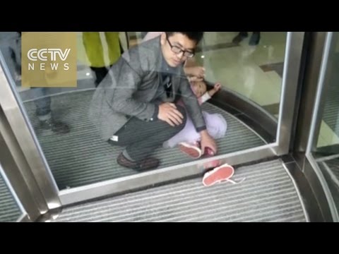 لايف ستايلشاهد: طفلة تحشر قدمها في باب دوار11671/0