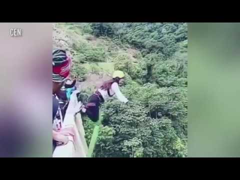 لايف ستايلسقطة مروعة لفتاة مغامرة من فوق جسر ارتفاعه 15 مترًا41808/0