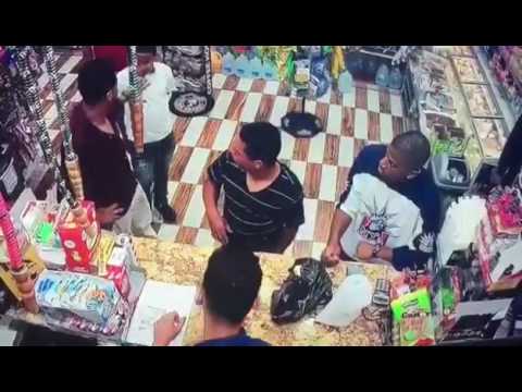 لايف ستايلشاهد: شاب يمني يُلقن أميركيا "علقة ساخنة" داخل محل11673/0