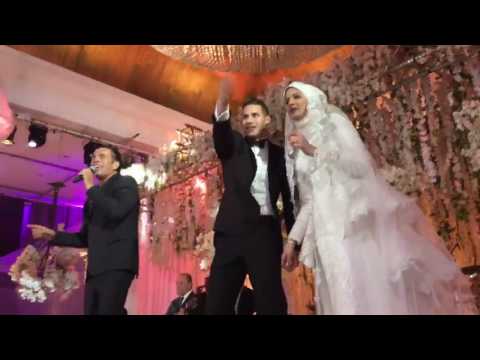 شاهد عمرو دياب يحيي حفلة زفاف رمضان صبحي وزوجته
