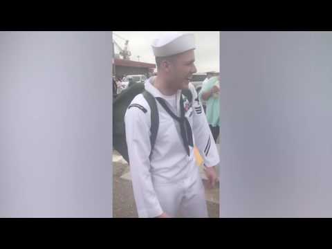 شاهد طفلة 8 سنوات تقود طائرة على ارتفاع 15 ألف قدم