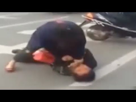 سيدة صينية تلقن لصًا درسًا لن ينساه من دون مساعدة من أحد