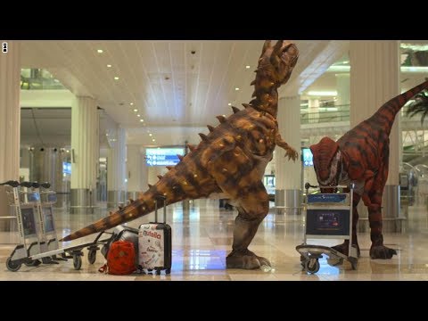 بالفيديو  ديناصورات تستقبل المسافرين في مطار دبي الدولي