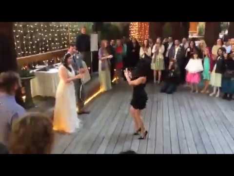 شاهد صديقة مغرورة تحاول إحراج العروسة في تحدٍ للرقص
