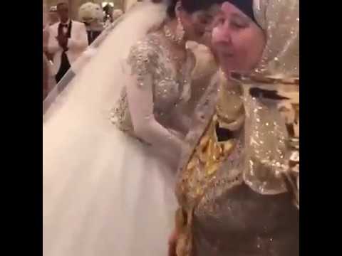 شاهد عروسة تتبادل الهدايا مع والديها ووالدي العريس بطريقة رائعة