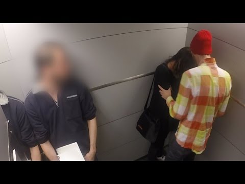 شاهد ردود فعل متباينة لمشاهدة فتاة يتم التحرش بها داخل مصعد