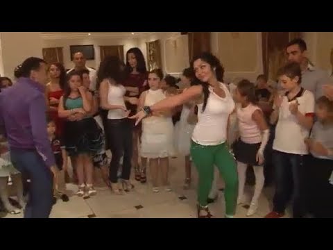 شاهد منافسة بين امرأة وفتاتين للرقص مع شاب في حفلة زفاف