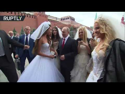 بالفيديو حسناوات يلتقطن سيلفي مع الرئيس بوتين في عيد موسكو