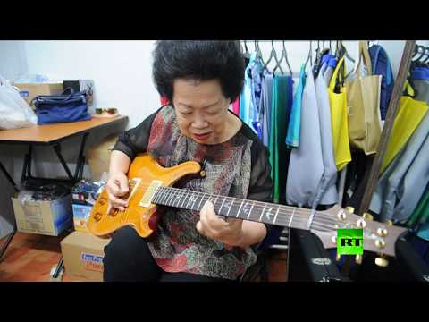 شاهد عجوز من سنغافورة تدخل عالم موسيقى الروك