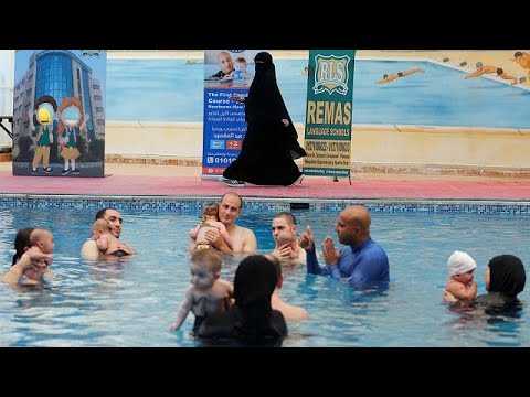 شاهد مدرسة سباحة خاصة بالأطفال الرضع في مصر
