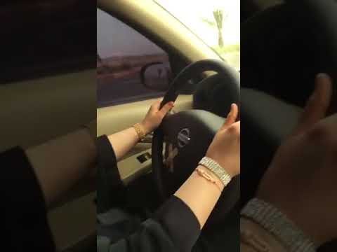 شاهد امرأة سعودية تقود سيارة وترقص على طريق سريع