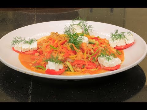 شاهد إعداد جمبري بالصلصة بطريقة شهية