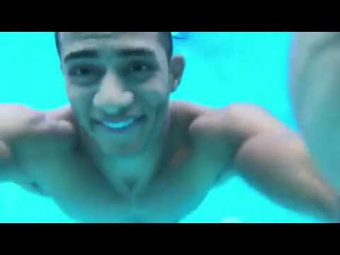 شاهد محمد رمضان يستعرض مهارته في حمام السباحة