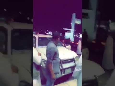 شاهد امرأة تقتحم محلًا للملابس بسيارتها في جدة