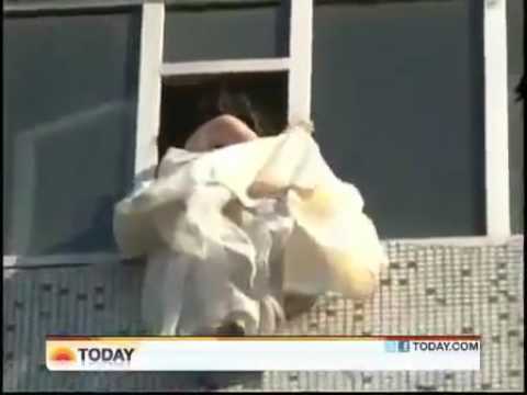 بالفيديو عروس تحاول القفز من شرفة منزلها مرتدية فستان زفافها