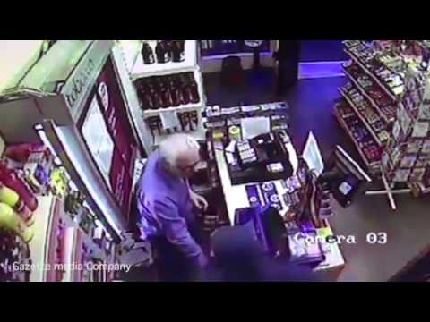 شاهد شاب ينقذ عجوزًا من حادث سرقة