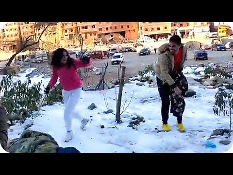 عمر بلمير ومريم اصواب يلعبون على الثلج