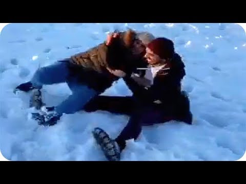 شاهد تصرفات عمر بلمير مع والدته على الثلج