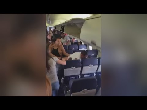 شاهد عراك صادم بين ركاب على متن طائرة