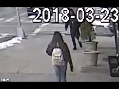 شاهد رجل يضرب فتاة ويسقطها بالطريق دون سبب