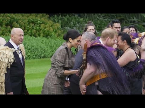 شاهد  الأمير هاري وزوجته ميغان يؤديان تحية هونغي