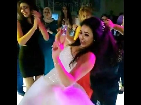 شاهد مطرب يشعل حماس العروس وصديقاتها بأغنية شعبية