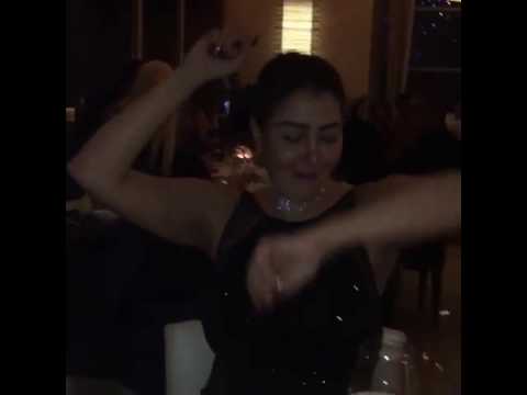 بالفيديو غادة عبدالرازق ترقص في ملهى ليلي وسط مجموعة من أصدقائها