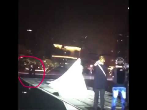 شاهد  مصور يتعرض لموقف محرج في حفلة زفاف بلقيس