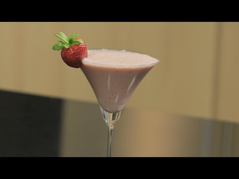 بالفيديو طريقة عمل ومقادير عصير فراولة باللوز
