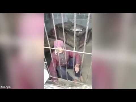 بالفيديو  أبناء يجبرون أمهم على العيش بطريقة بشعة