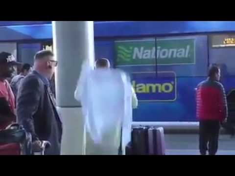ممثل يتحدى ترامب بارتداء زي خليجي في مطار لوس أنجلوس