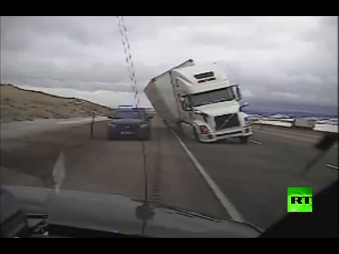 رياح شديدة تقلب شاحنة كبيرة في ولاية وايومنغ