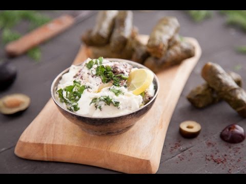 بالفيديو  تعرفي على طريقة محشي ورق العنب واللبنة بالزيتون