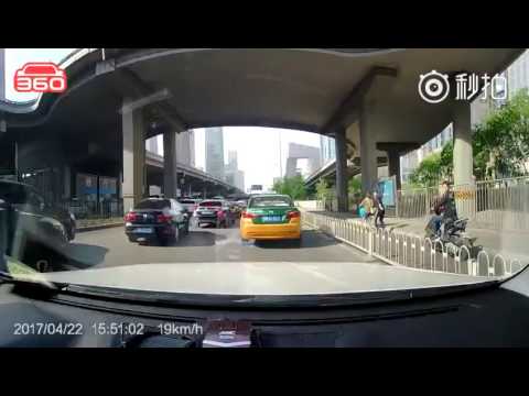 لص ماكر يسرق امرأة تقود دراجتها في الصين